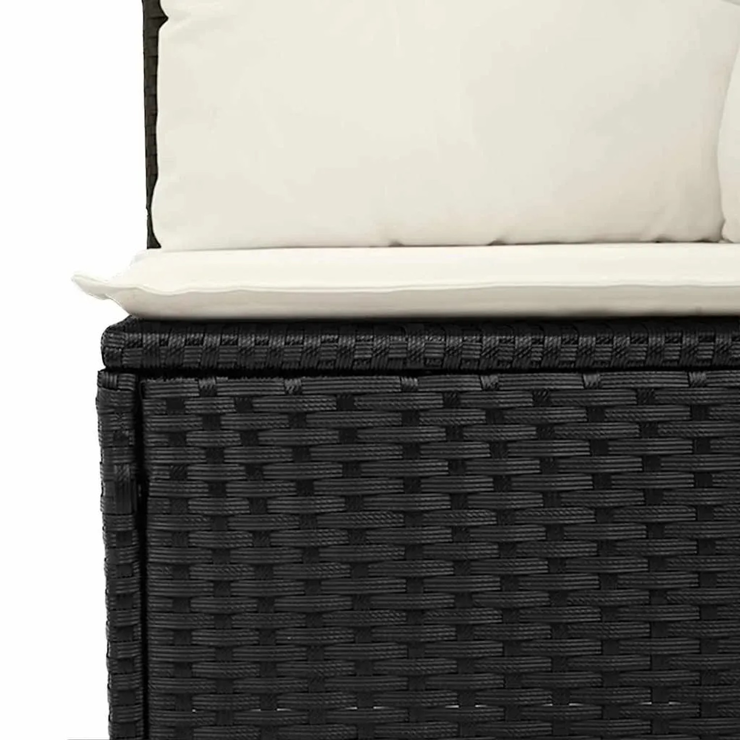 Detailansicht eines schwarzen vidaXL Garten-Sofas aus Rattan mit weißen Kissen. Gartenmöbel.