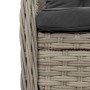 Detailaufnahme: Hellgrauer Gartenstuhl aus Rattan mit dunklem Kissen, Teil der vidaXL Essgruppe.