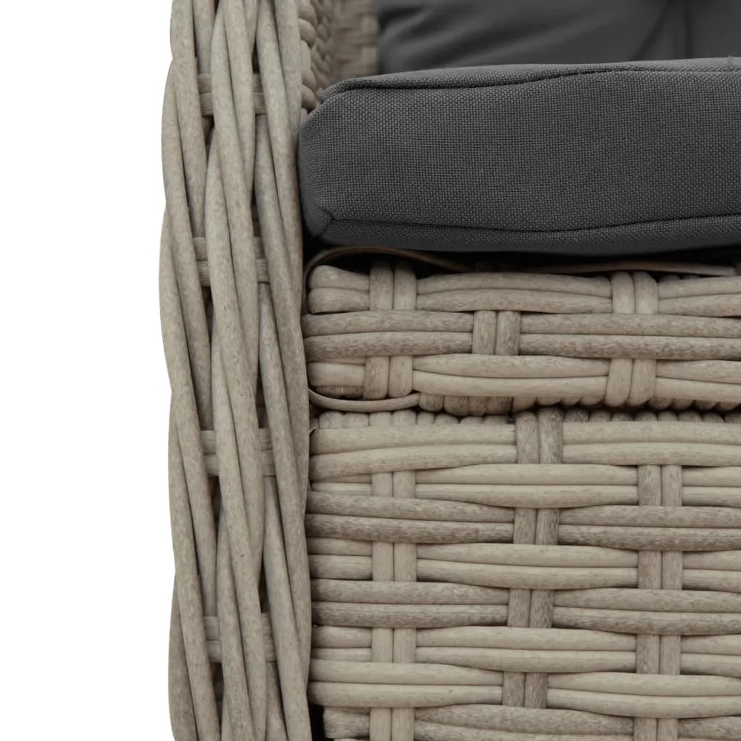 Detailaufnahme: Hellgrauer Gartenstuhl aus Rattan mit dunklem Kissen, Teil der vidaXL Essgruppe.