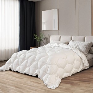The White Stone 4-Jahreszeiten-Bettdecke 200x200 cm auf einem Bett.