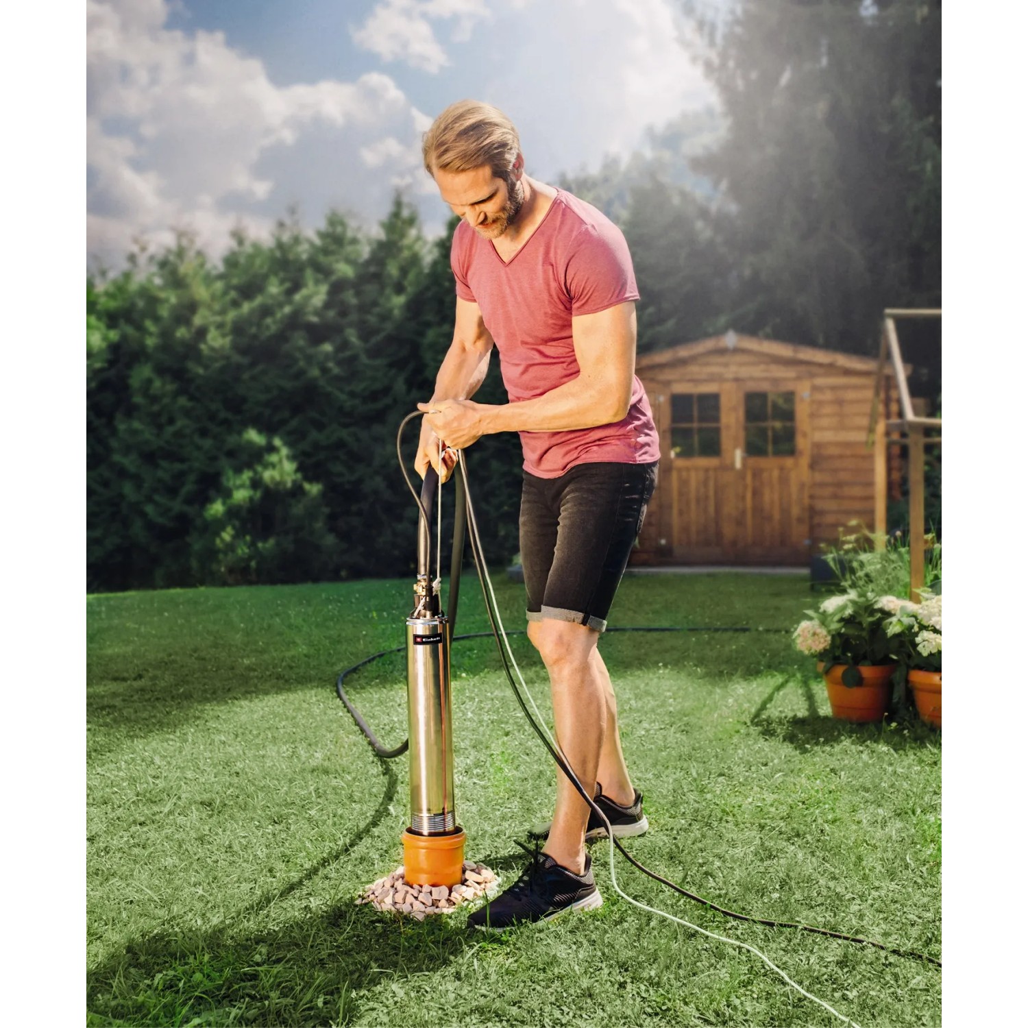 Einhell Tiefbrunnenpumpe GC-DW 1045 N im Einsatz zur Gartenbewässerung. Elektro-Pumpe aus Edelstahl.