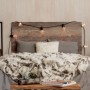 Beige Wandverkleidung in Holznachbildung von Grosfillex, montiert als Kopfteil eines Bettes mit Lichterkette.