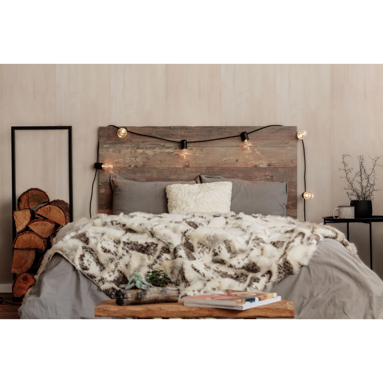 Beige Wandverkleidung in Holznachbildung von Grosfillex, montiert als Kopfteil eines Bettes mit Lichterkette.