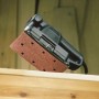 LUX Schleifstreifen K40 auf einem Mausschleifer beim Schleifen von Holz.
