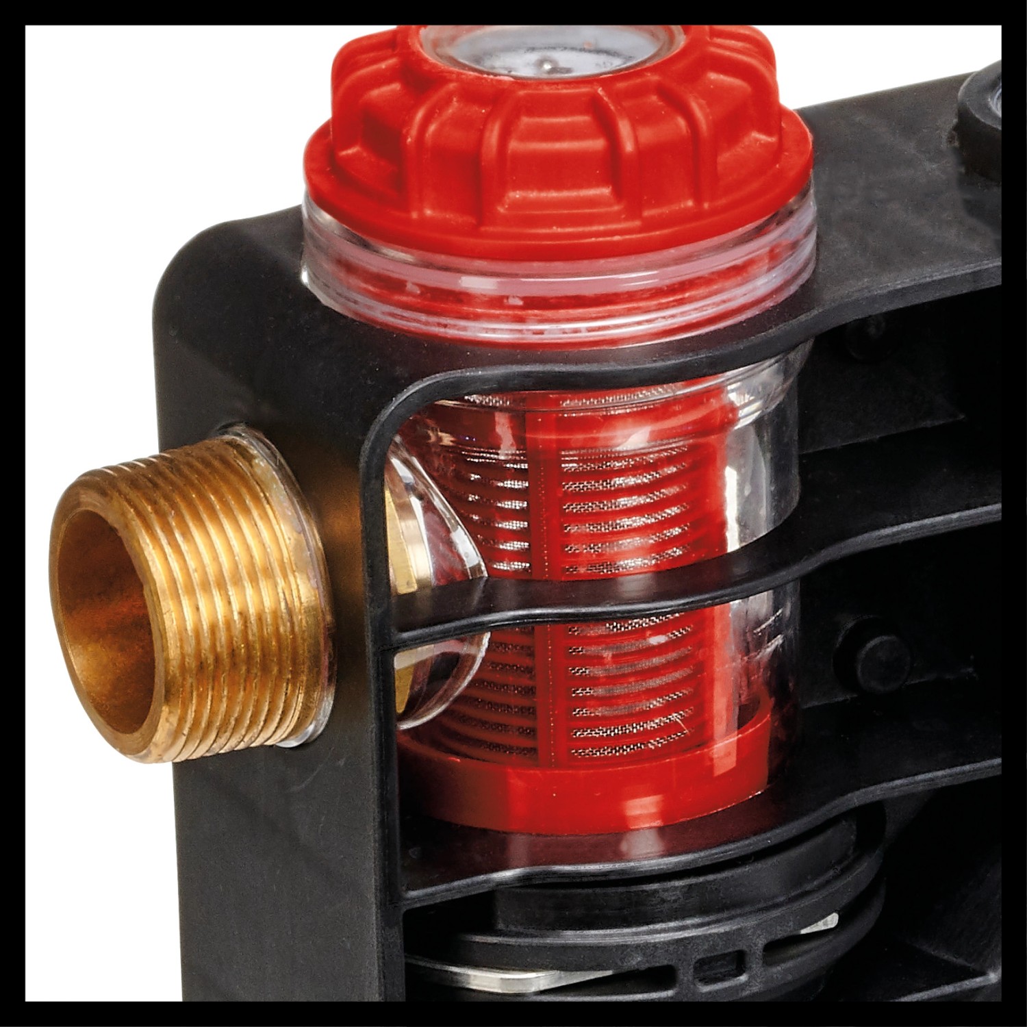 Detailaufnahme der Einhell GE-GP 1246 Gartenpumpe mit rotem Filter und Messinganschluss.