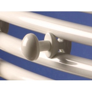 Weißer Ximax Handtuchknopf für Badheizkörper, montiert an Heizkörper.