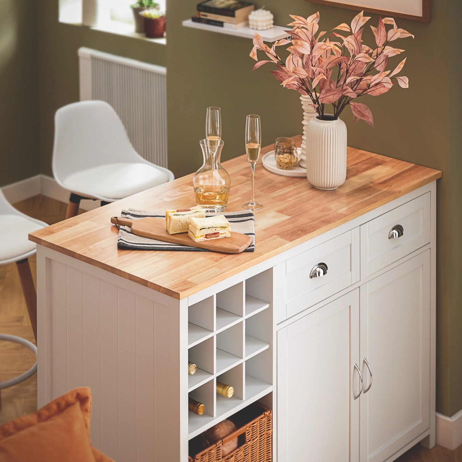 SoBuy Kücheninsel KNL05-W mit Rattankörben, Sideboard in Weiß mit Holzplatte, Weinfächern und Stauraum.