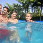 Familie im blauen Bestway Frame Pool Steel Pro. Eckiger Stahlrahmenpool mit Badespaß für Kinder und Erwachsene.