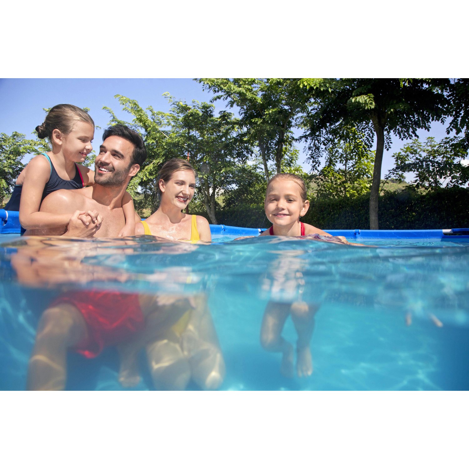 Familie im blauen Bestway Frame Pool Steel Pro. Eckiger Stahlrahmenpool mit Badespaß für Kinder und Erwachsene.