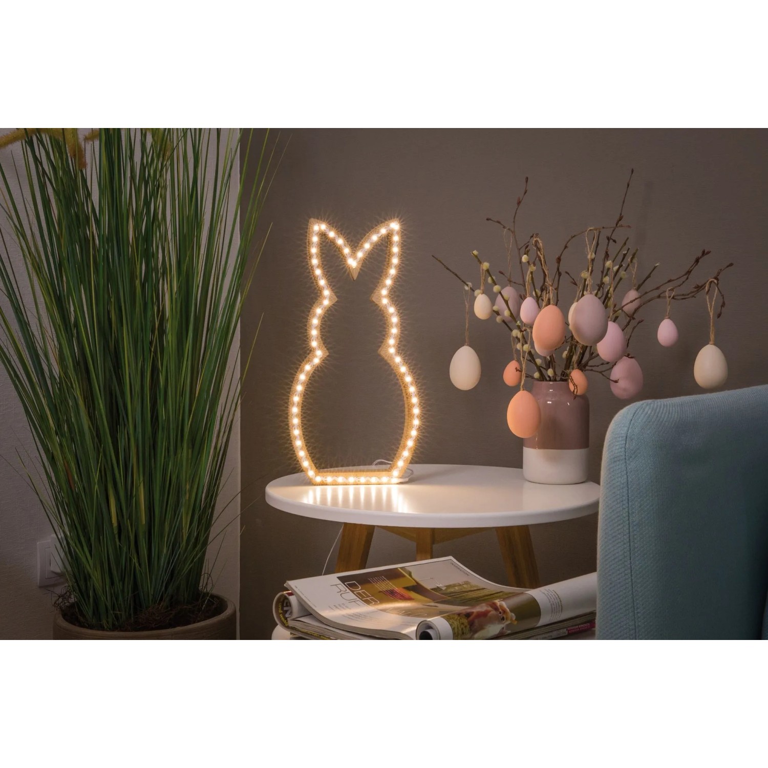Paulmann FlexLED 3D Basis-Set als leuchtender Hase, warmweiß, auf Tisch mit Osterdeko.
