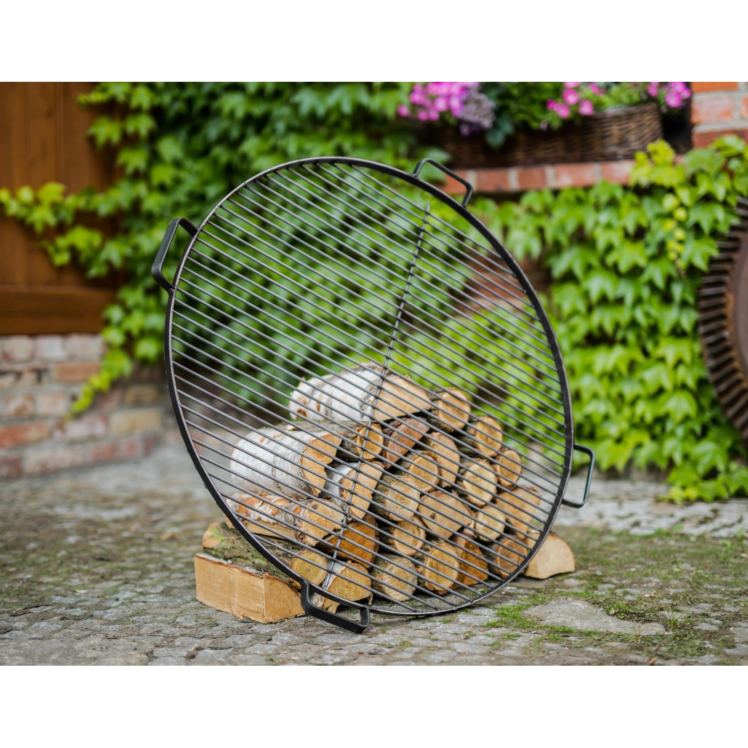 Schwarzer CookKing Grillrost aus Stahl mit Griffen für 80 cm Feuerschale.