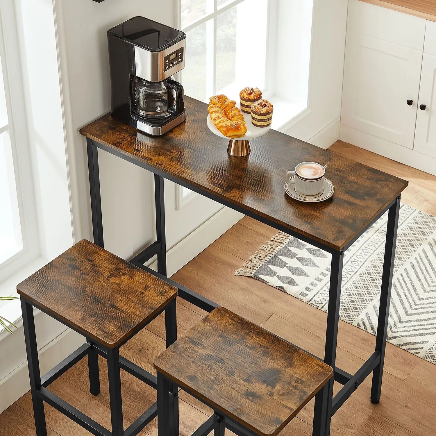 Vasagle Stehtisch-Set mit 2 Hockern in Braun und Schwarz. Bartisch mit Gebäck und Kaffee.