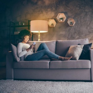 Goldene Stehlampe mit beigem Stoffschirm. Schafft stimmungsvolles Licht im Wohnzimmer. Ideal als Innenleuchte.