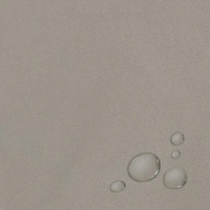 Detailaufnahme: Graues, wasserabweisendes Karat Sonnensegel mit Wassertropfen.