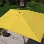 Quadratischer, gelber MCW Sonnenschirm Lissabon (3x4m) auf einer Holzterrasse.