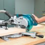 Makita LS0815FLN Kapp- und Gehrungssäge in Aktion, Werkstück wird gesägt.