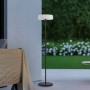 Schwarze Lindby LED Solarleuchte Samine für den Außenbereich, dimmbar und spritzwassergeschützt.