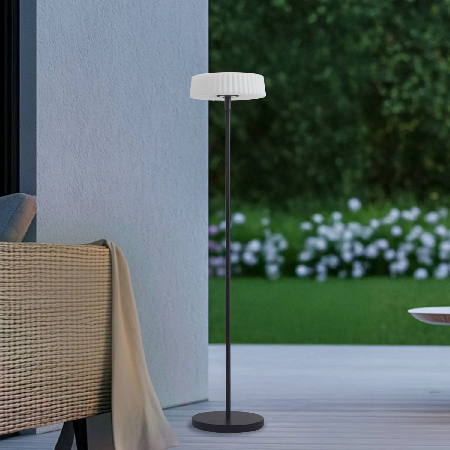 Schwarze Lindby LED Solarleuchte Samine für den Außenbereich, dimmbar und spritzwassergeschützt.
