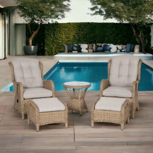 5-tlg. Gartenmöbel-Set: 2 verstellbare Korbsessel, 2 Hocker, runder Tisch aus hellem Polyrattan mit beigen Kissen auf Terrasse.