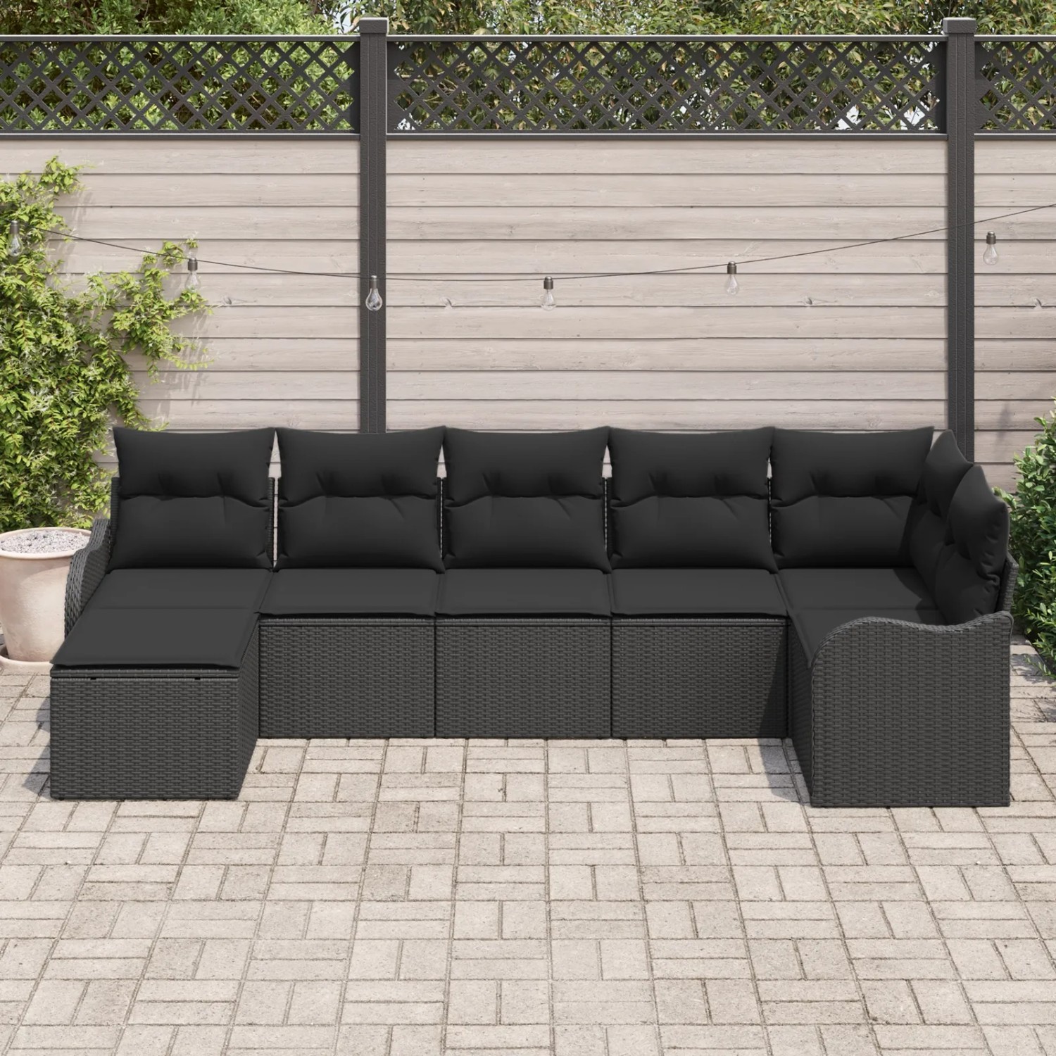 Schwarzes 7-teiliges vidaXL Garten-Sofa-Set aus Poly Rattan mit Kissen für Garten und Terrasse.