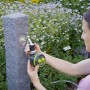 Geka Bewässerungscomputer mit Hahnadapter wird an einem Wasserhahn im Garten montiert.