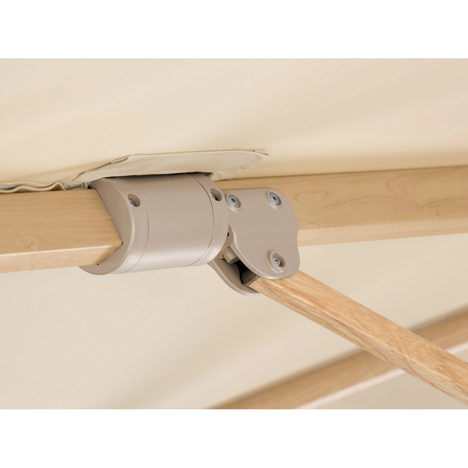 Detailaufnahme: Schneider Rhodos Twist Loft Ampelschirm, helle Bespannung, Holzstreben und graue Mechanik.