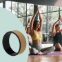 Schwarzes Relaxdays Yogarad aus Kunststoff mit Korkoberfläche. Hilfsmittel für Yoga und Fitnessübungen.