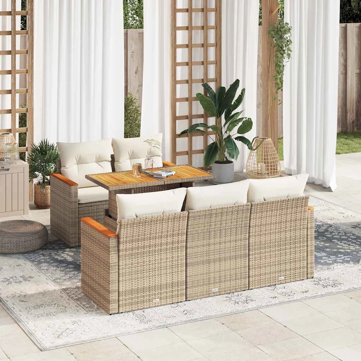 Beige 6-tlg. Garten-Sofagarnitur aus Poly Rattan mit Akazienholz-Tisch und cremeweißen Kissen.