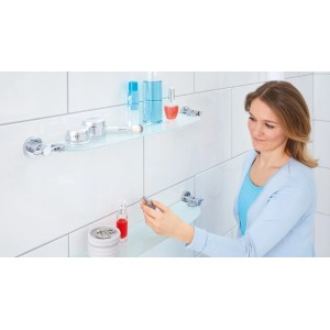 Tesa Bad-Glasablage Loxx mit satiniertem Glas und Chrom-Halterungen an weißer Wand.