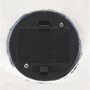 Detailansicht der LED-Weihnachtsfigur Junge: Batteriefach mit An/Aus-Schalter.