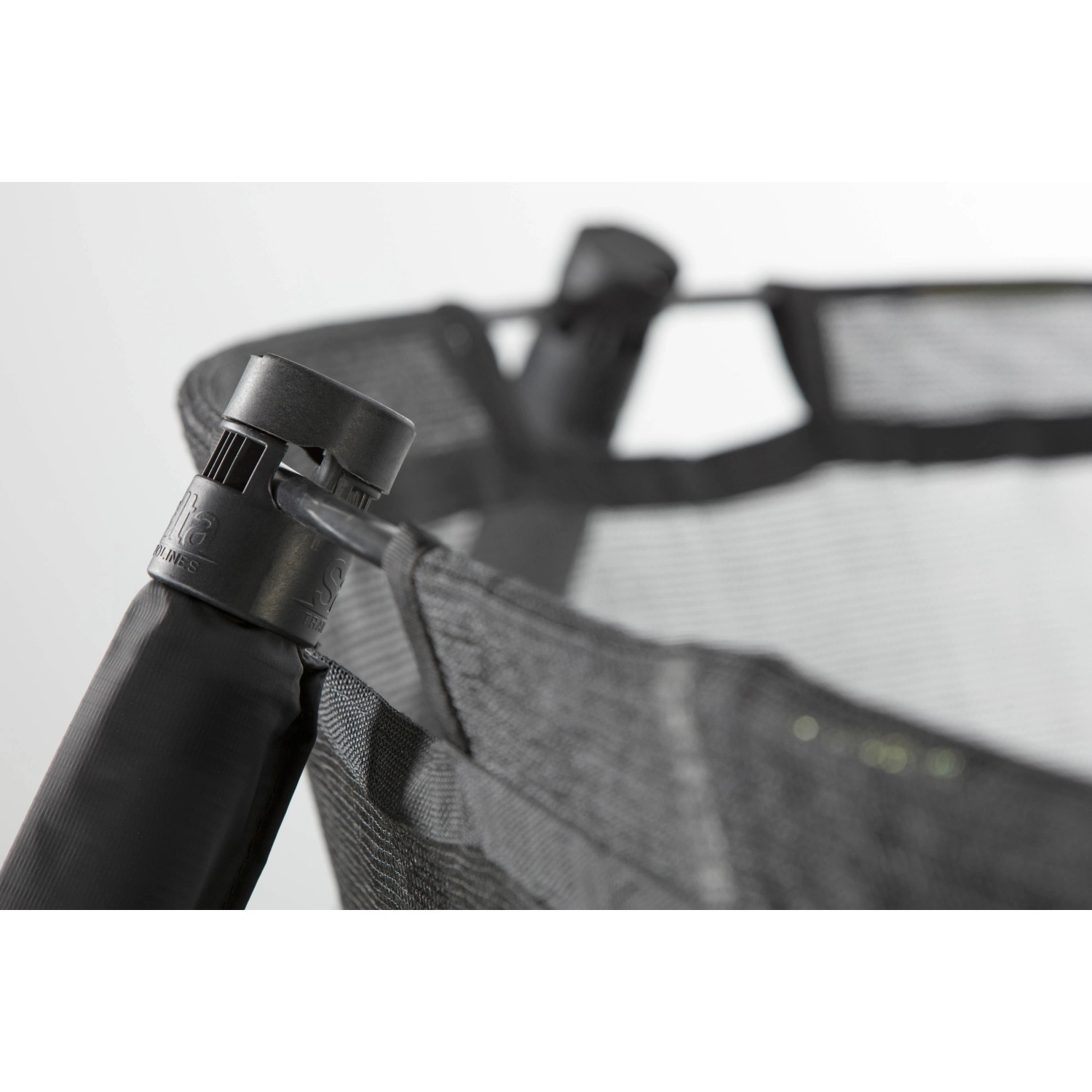 Detailaufnahme Sicherheitsnetz am Salta Trampolin Premium Black Edition.