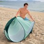 Pavillo Pop-Up Strandmuschel Beach Quick 2 Tent beim Aufbau am Strand.