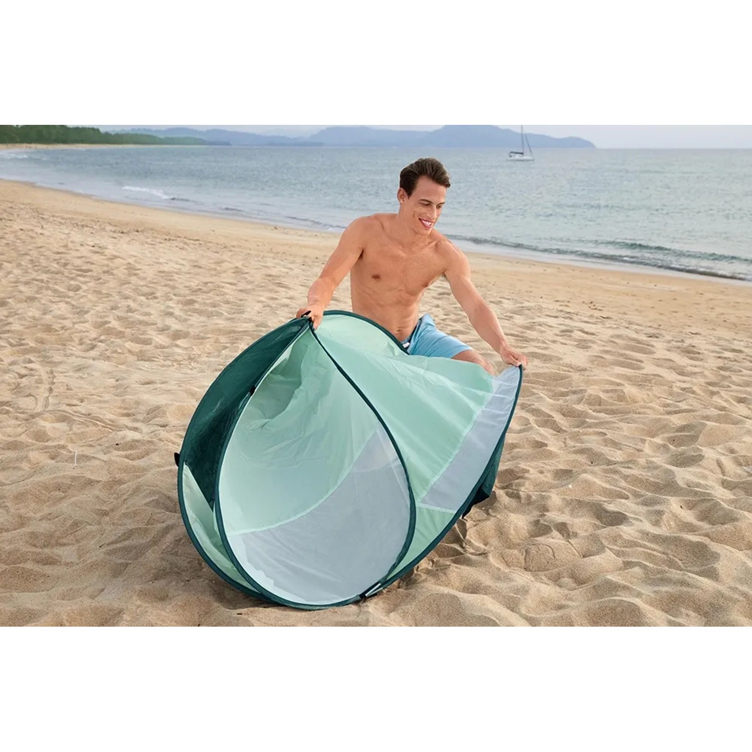 Pavillo Pop-Up Strandmuschel Beach Quick 2 Tent beim Aufbau am Strand.