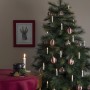 Konstsmide LED Baumbeleuchtung mit 12 kabellosen, warmweißen Kerzen am Weihnachtsbaum.