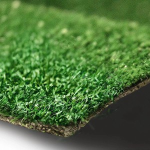 Detailaufnahme: Grüner KARAT Kunstrasen Spring, Rasenteppich für Balkon und Garten.