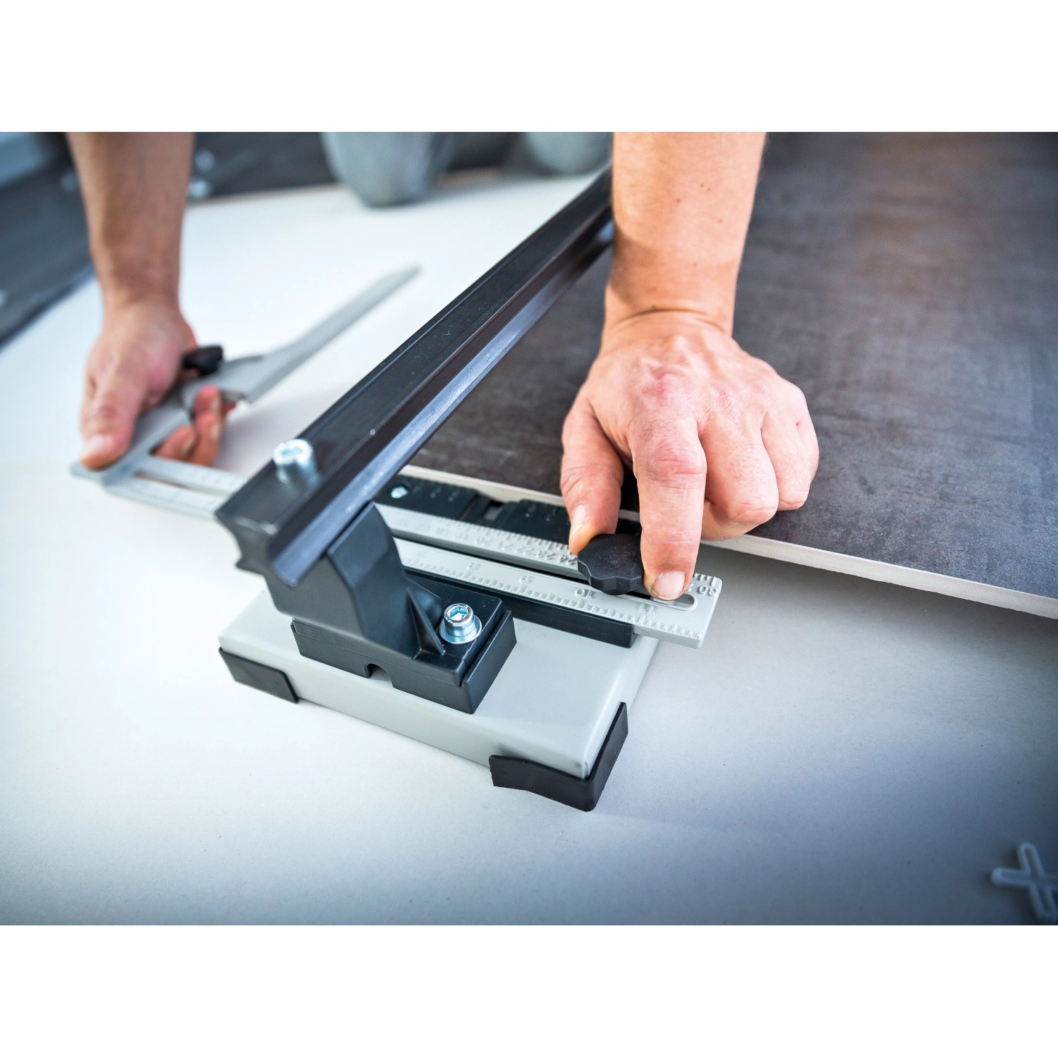 LUX Fliesenschneider FSM-1000 Professional beim Fliesenzuschnitt.