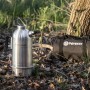 Petromax Feuerkanne Edelstahl 0,75 l mit Tasche im Outdoor-Einsatz.