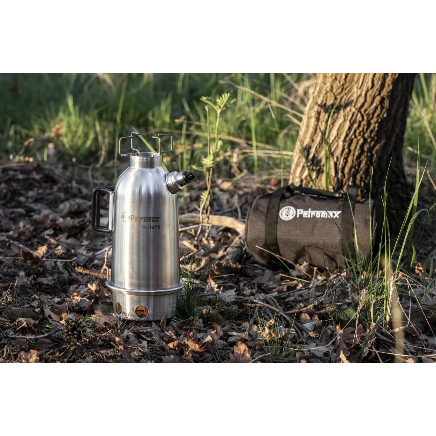 Petromax Feuerkanne Edelstahl 0,75 l mit Tasche im Outdoor-Einsatz.