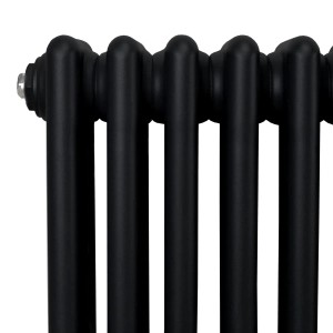 Schwarzer 3-Säulen Heizkörper (600x832mm) im traditionellen Design.