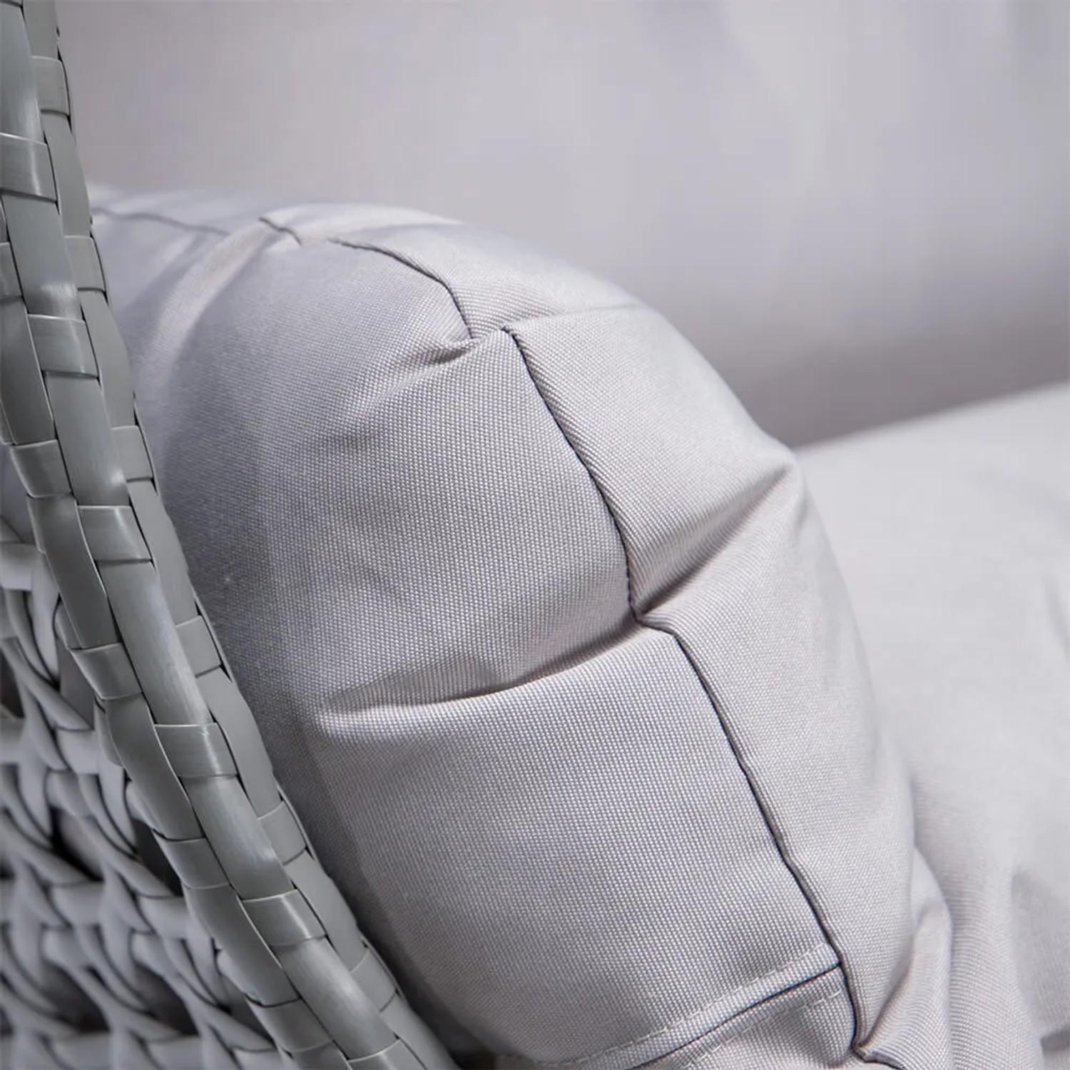 Detailaufnahme: Grauer Home Deluxe Hängesessel Twin mit Polyrattan und Kissen.