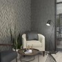 Wohnraum mit Marburg Vliestapete in Betonoptik Schwarz-Silber mit Wellenmuster.