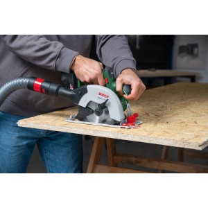 Bosch Akku-Handkreissäge EasyCirc 18V-48 Solo im Einsatz beim Sägen von Holz.