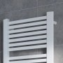 Weißer Ximax Badheizkörper K5 mit horizontalen Paneelrohren vor grauer Wand.