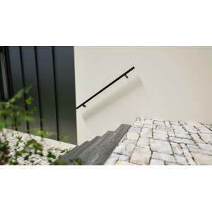 Schwarzer Minka Handlauf Sirius Wall (1,5 m) an einer Treppe montiert.