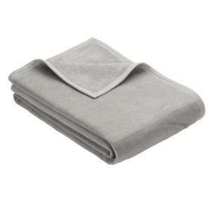 Graue Heim Kuscheldecke, 100x140 cm, kochfest und mit Veloursbandeinfassung.