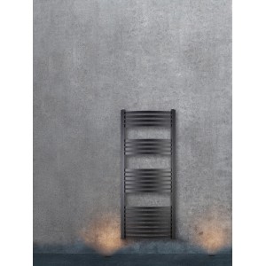 Schwarzer Badheizkörper Arnsberg, 140x60 cm, zur Wandmontage im Badezimmer.