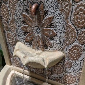 Marelida Wandbrunnen/Standbrunnen, naturfarben mit floralem Muster und Wasserlauf.