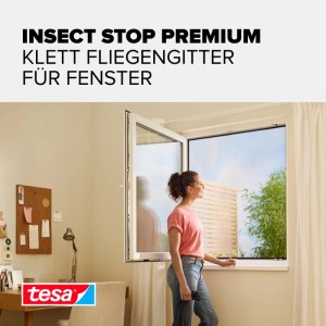 Frau am Fenster mit tesa Insect Stop Klett Fliegengitter anthrazit. Schützt vor Insekten und lässt Frischluft rein.