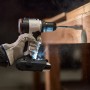 Litheli Akku-Bohrer beim Bohren in Holz, mit LED-Licht und Handschuh.