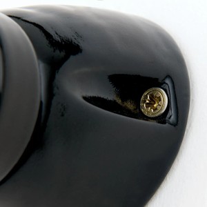Detailaufnahme: Schwarze Orion Keramik Wandleuchte mit E27 Fassung und Schraube.